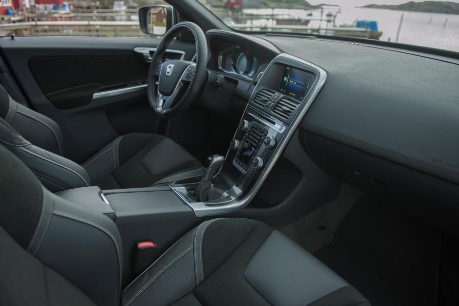  Volvo XC60 R-Design 2015 года  (фото 16 из 16)
